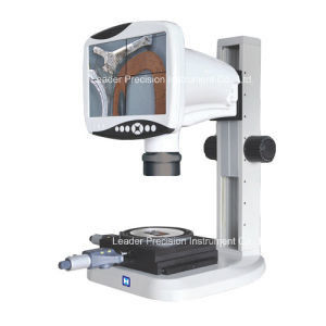 117X inspectant le microscope droit